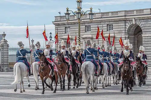 relevo solemne guardia real madrid - palacio real madrid