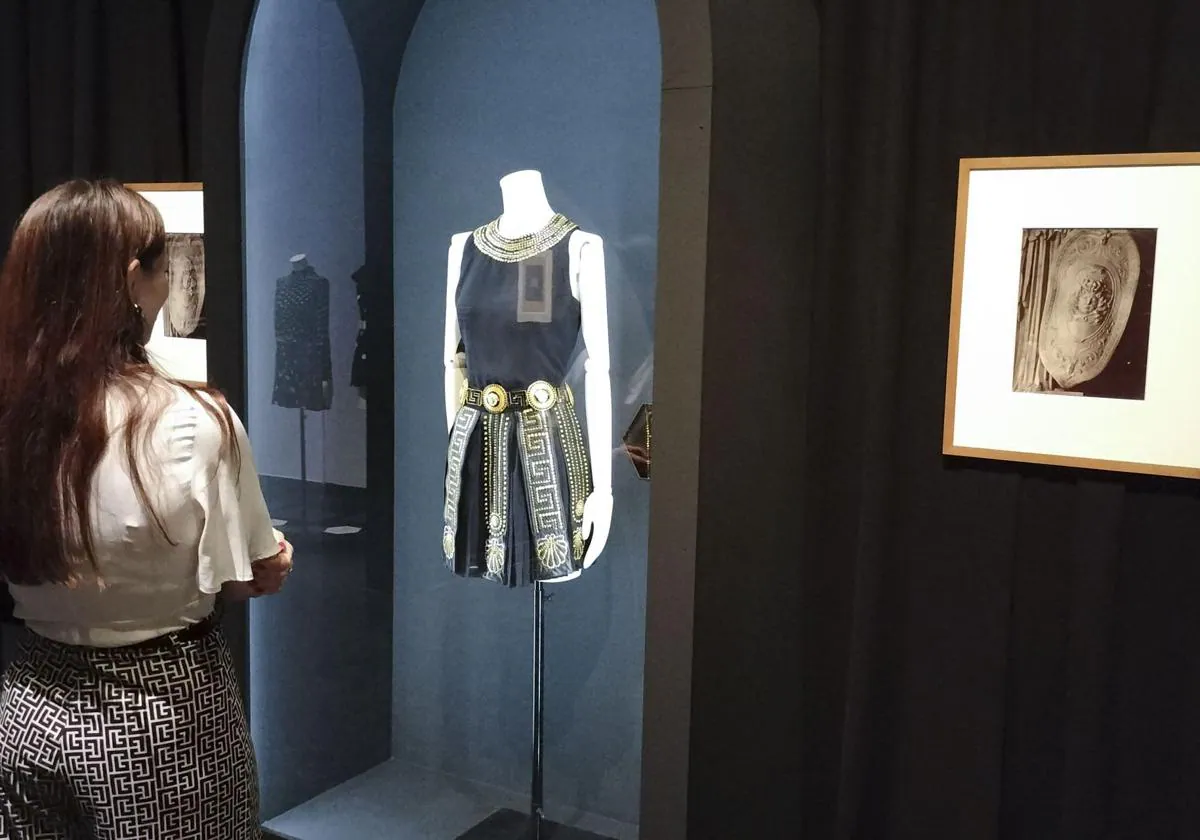 exposición versace madrid - exposición Versace frente al espejo - exposiciones madrid 2024